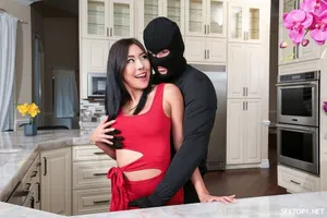 Rủ em kế chơi một trò chơi, nếu ai thua sẽ làm cứ điều gì