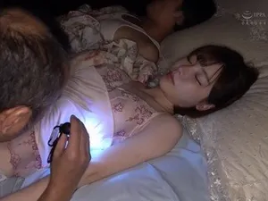 Thanh niên ngây ngô bị em gái thằng bạn lôi kéo sang nhà chuốc thuốc kích dục